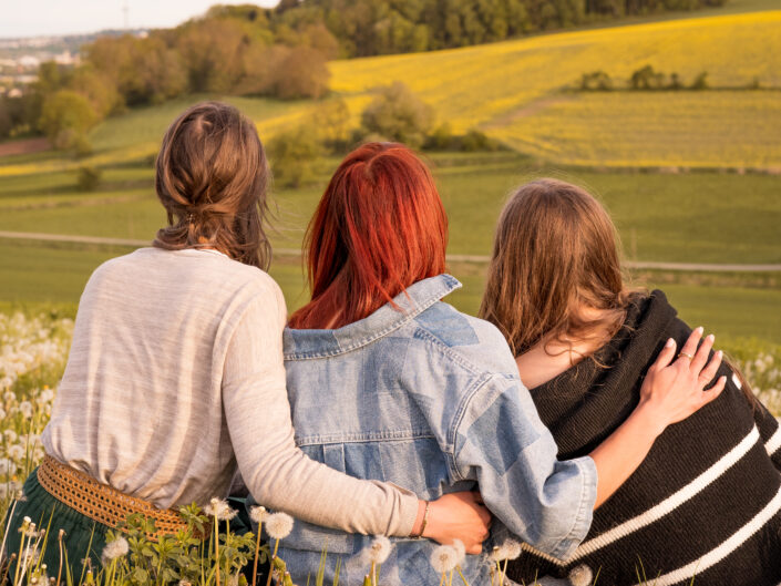 Familyshooting zwischen Pusteblumen
